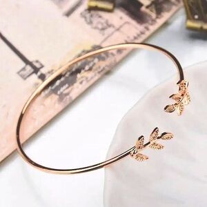 💜10/$25💜NEW Gold Floral Cuff Bracelet